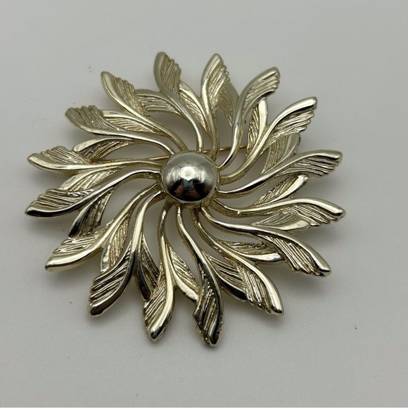 Vintage Sarah Coventry Beautiful Textured Gold Tone Flower Sun Brooch Pin - Picture 1 of 6